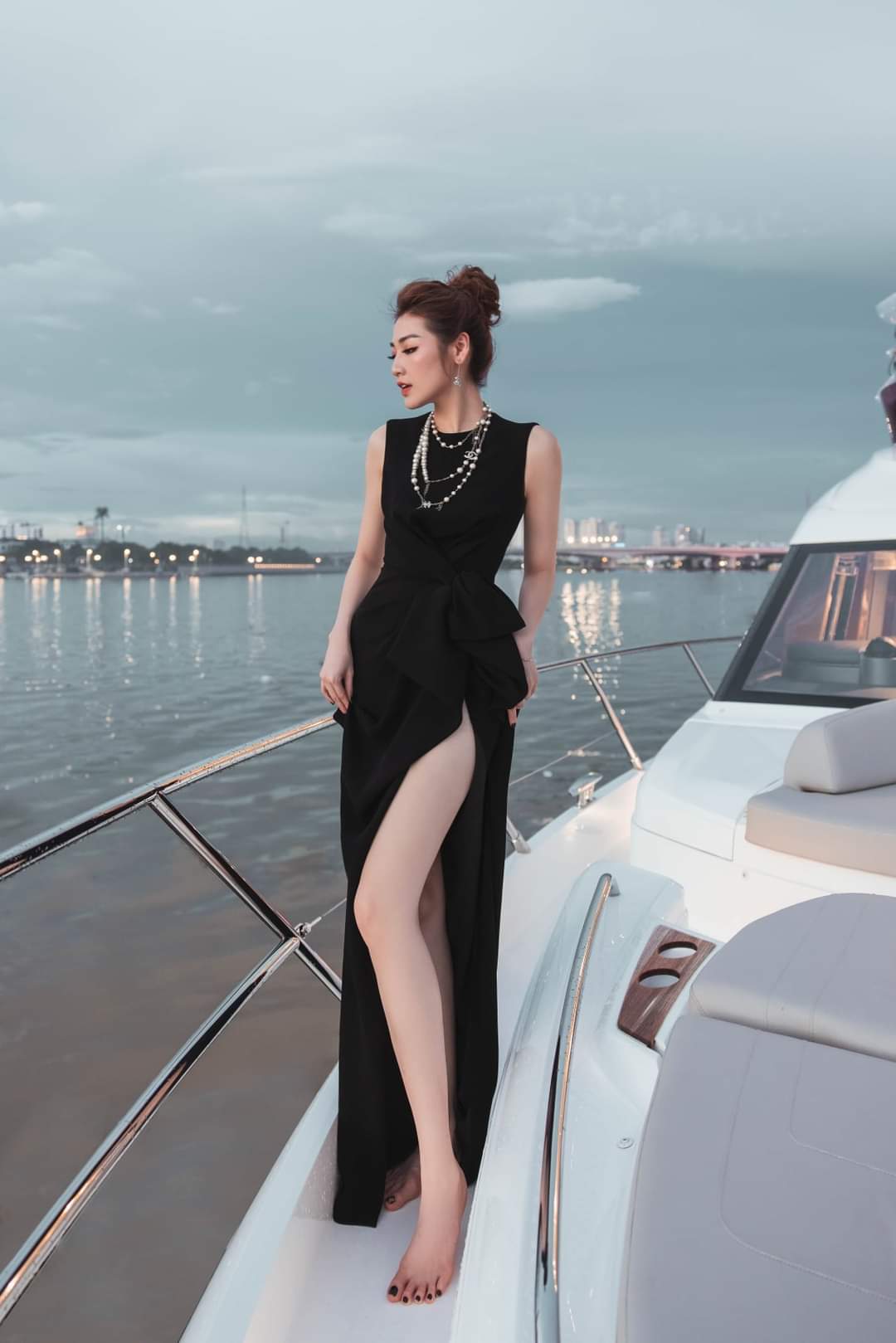 Đầm dạ hội kiểu sát nách bèo eo xẻ đùi (Đen)