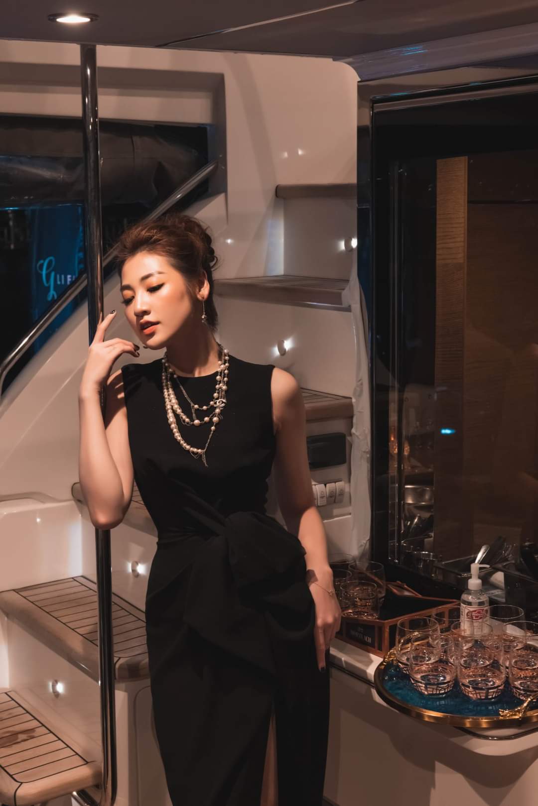 Đầm dạ hội kiểu sát nách bèo eo xẻ đùi (Trắng)