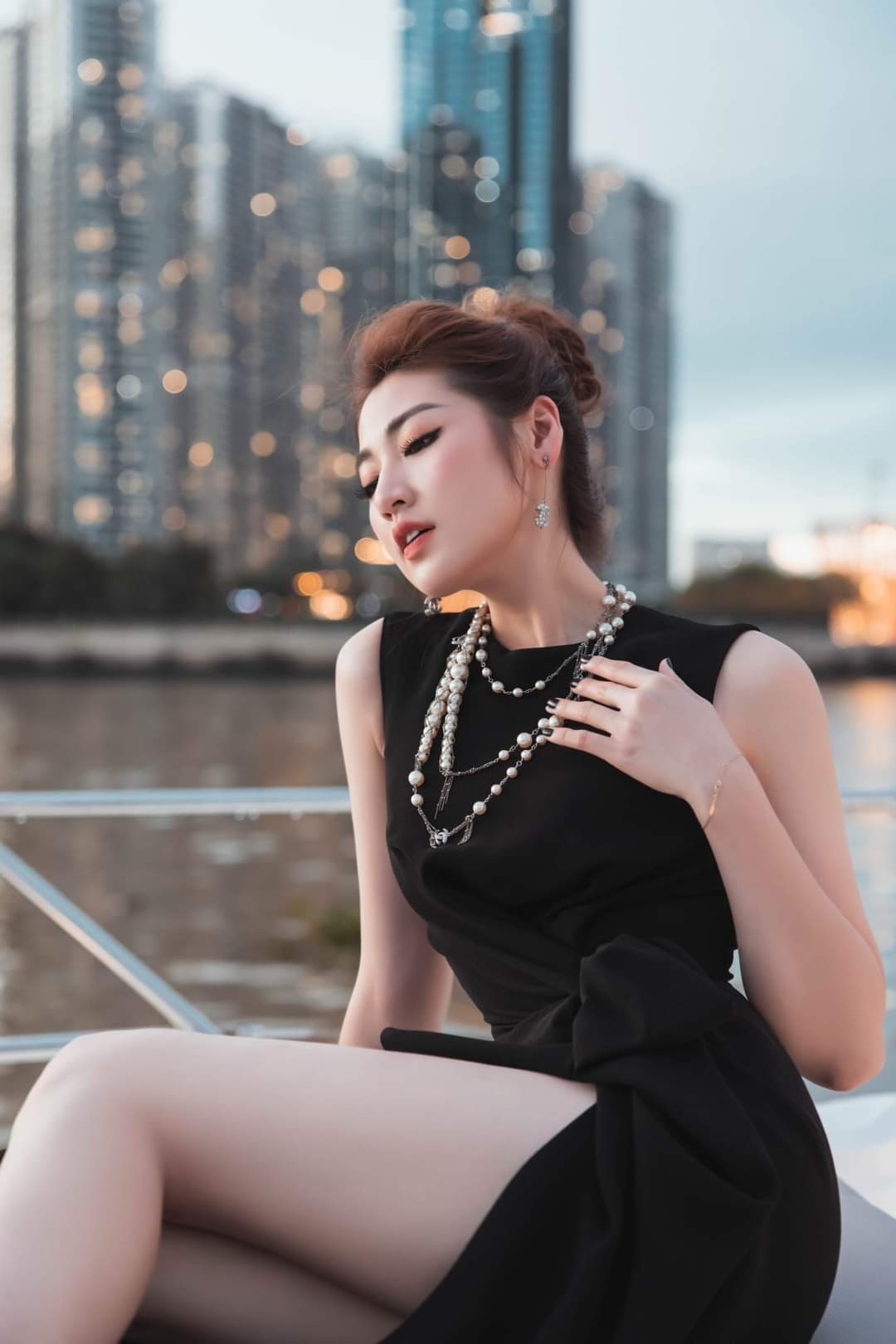 Đầm dạ hội kiểu sát nách bèo eo xẻ đùi (Đen)