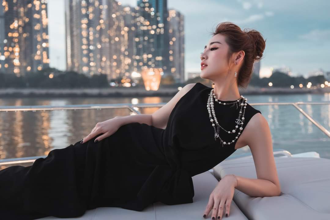 Đầm dạ hội kiểu sát nách bèo eo xẻ đùi (Đen)