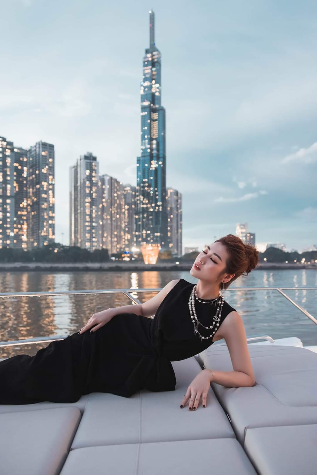 Đầm dạ hội kiểu sát nách bèo eo xẻ đùi (Trắng)