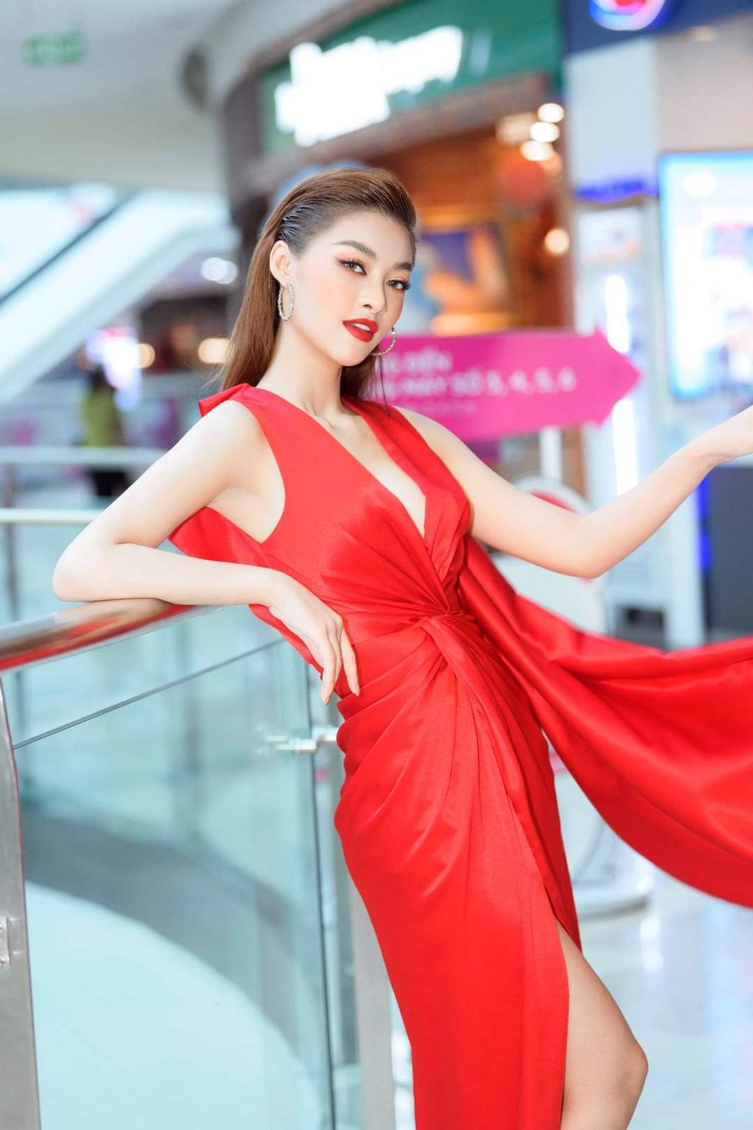 Đầm dạ hội kiểu sát nách xẻ ngực xoắn bụng hở lưng