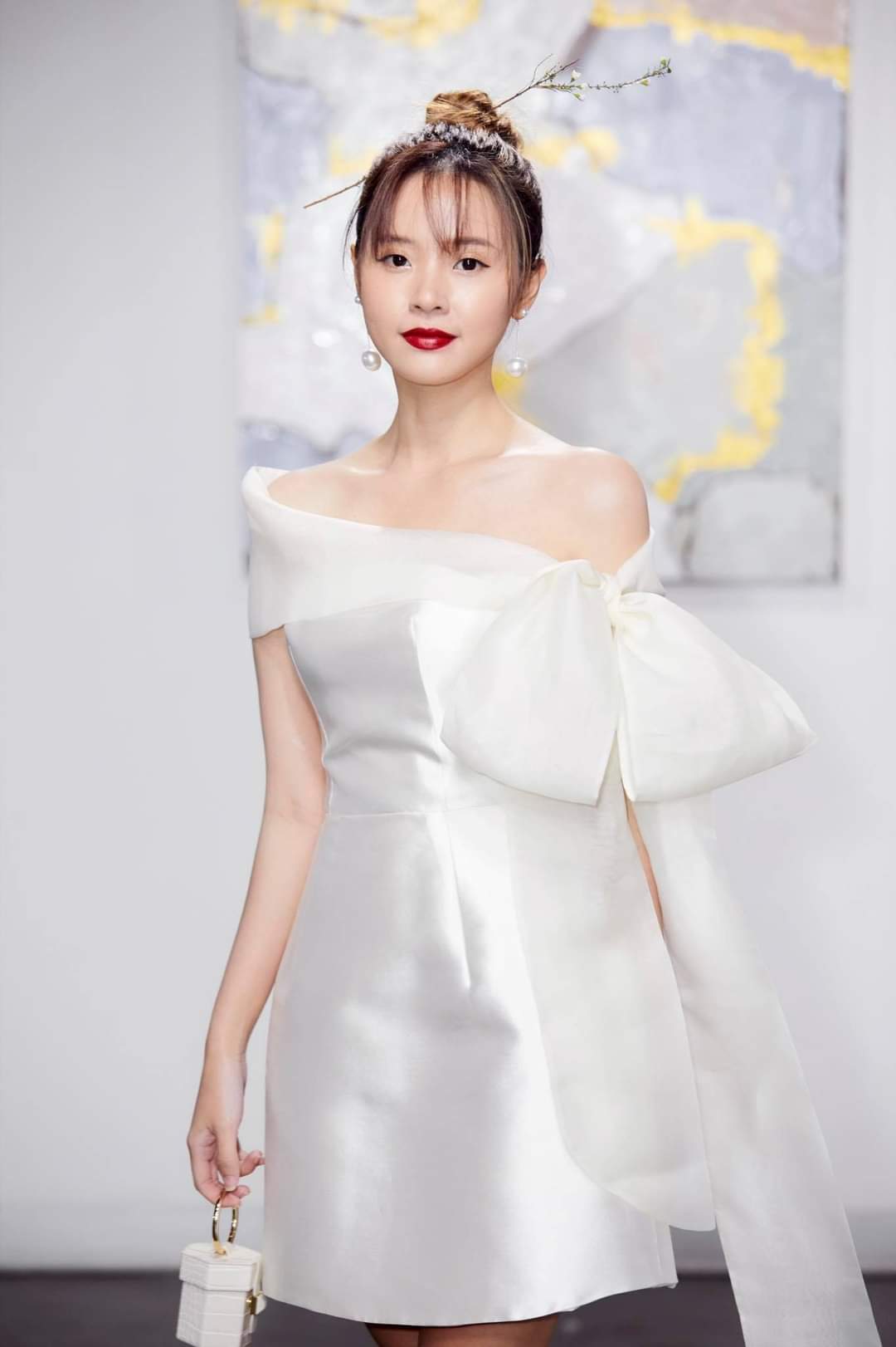 Đầm dáng xòe ngắn lệch vai phối nơ hợp đi tiệc