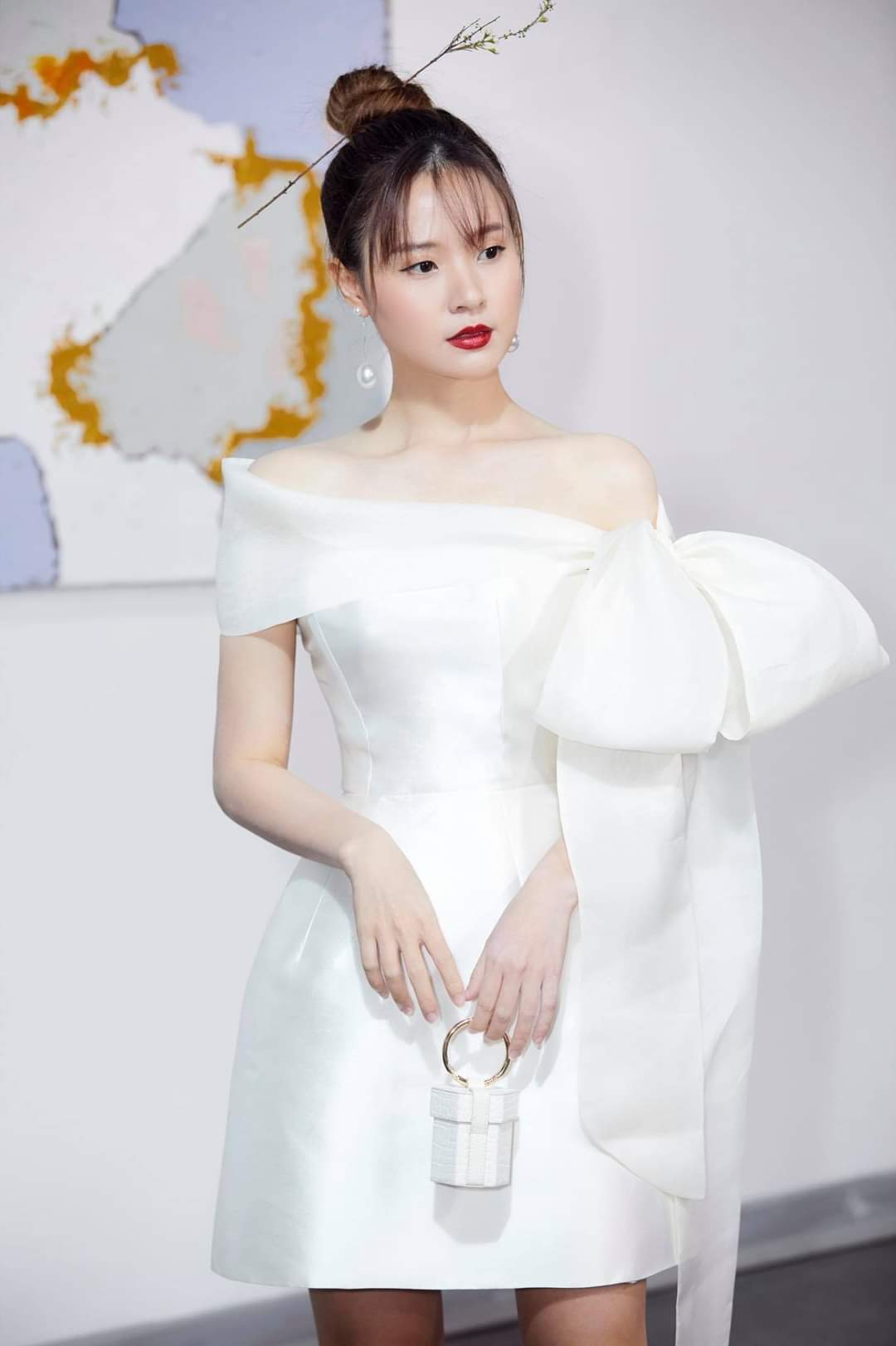 Đầm dáng xòe ngắn lệch vai phối nơ hợp đi tiệc