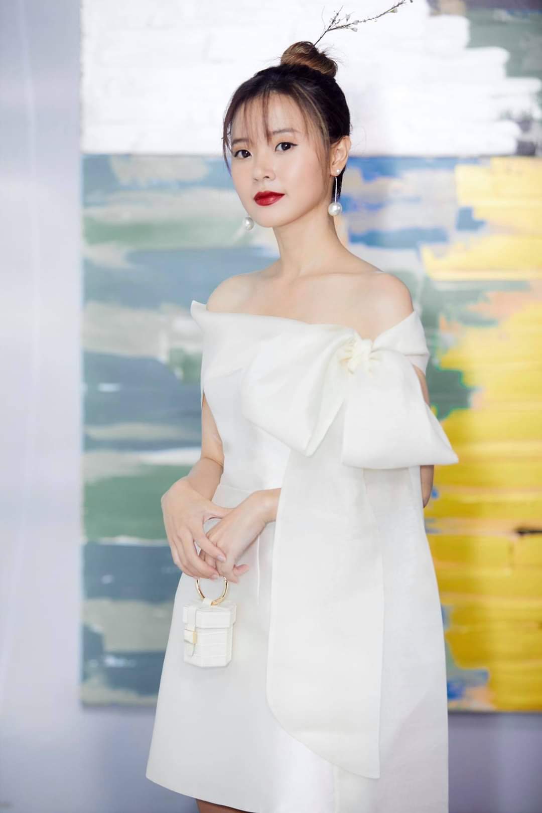 Đầm dáng xòe ngắn lệch vai phối nơ hợp đi tiệc