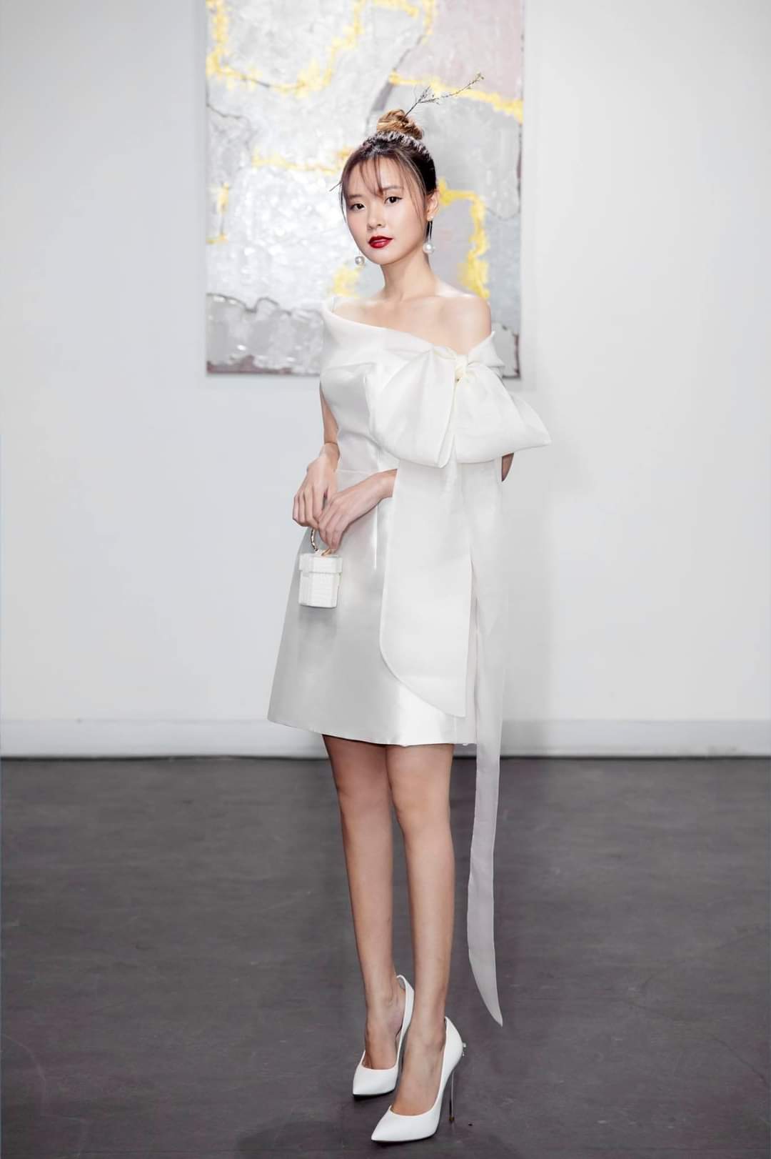 Đầm dáng xòe ngắn lệch vai phối nơ hợp đi tiệc