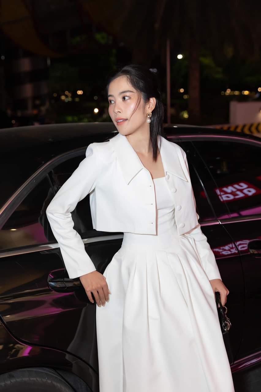 Đầm dáng xòe dài hai dây phối áo khoác vest tay dài