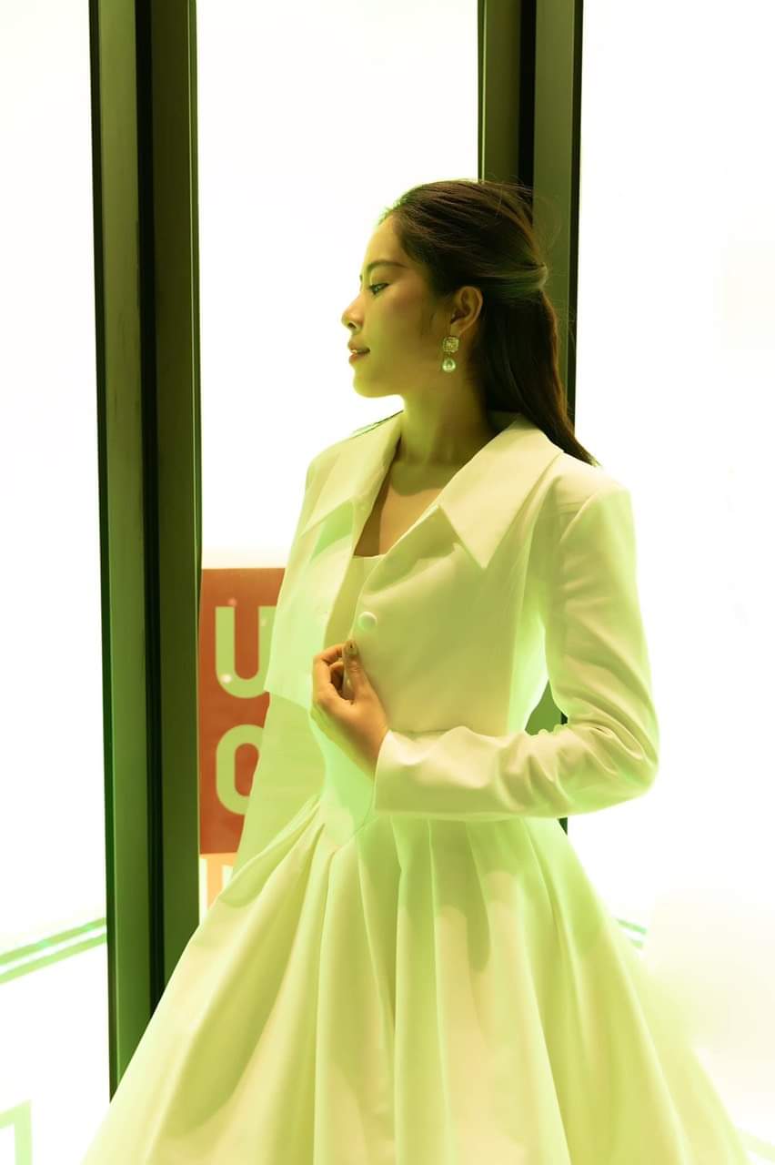 Đầm dáng xòe dài hai dây phối áo khoác vest tay dài