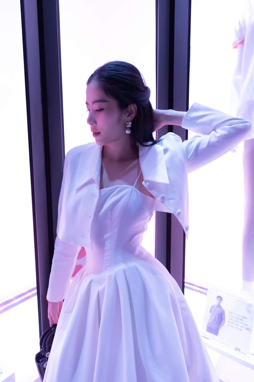 Đầm dáng xòe dài hai dây phối áo khoác vest tay dài