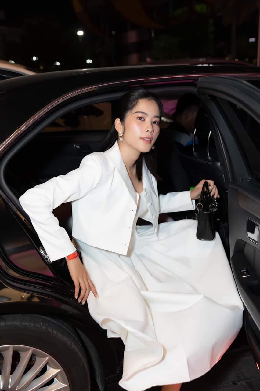 Đầm dáng xòe dài hai dây phối áo khoác vest tay dài