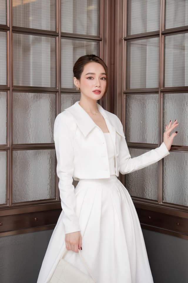 Đầm dáng xòe dài hai dây phối áo khoác vest tay dài