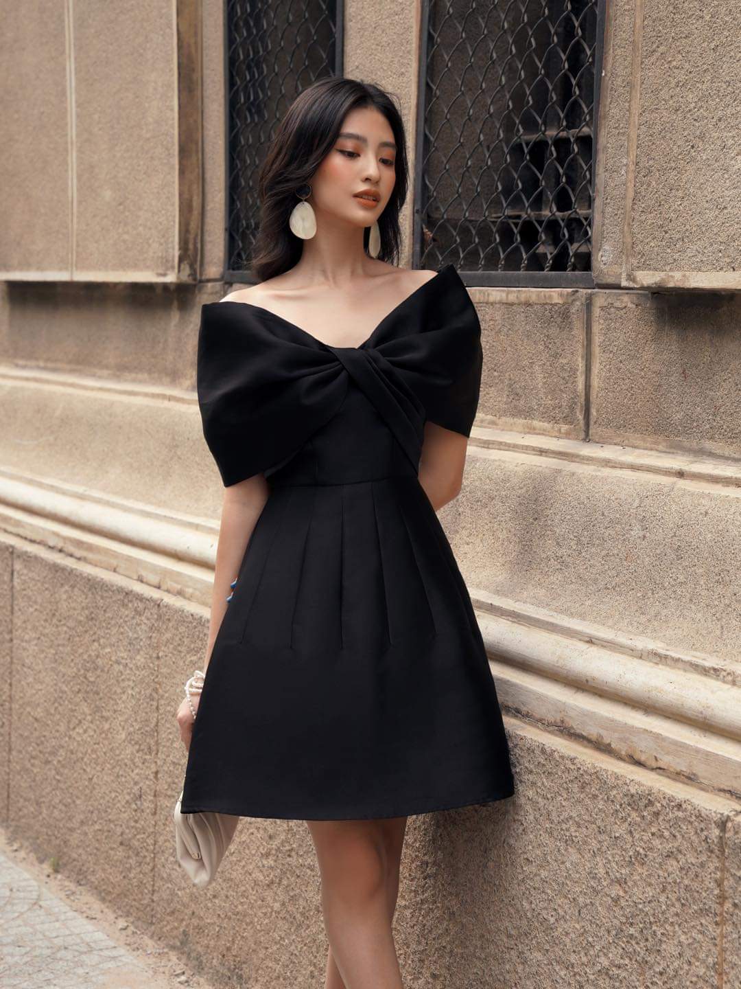 Đầm dáng xòe ngắn hở vai ngang phối nơ sang trọng (Đen)