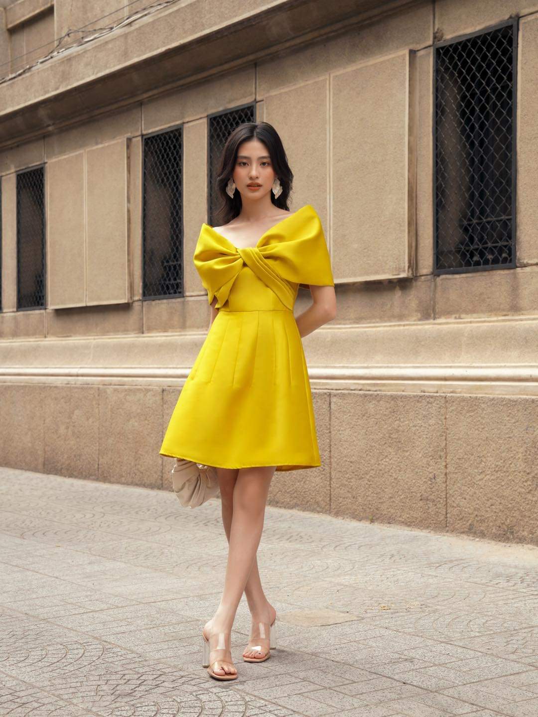 Đầm dáng xòe ngắn hở vai ngang phối nơ sang trọng (Đen)