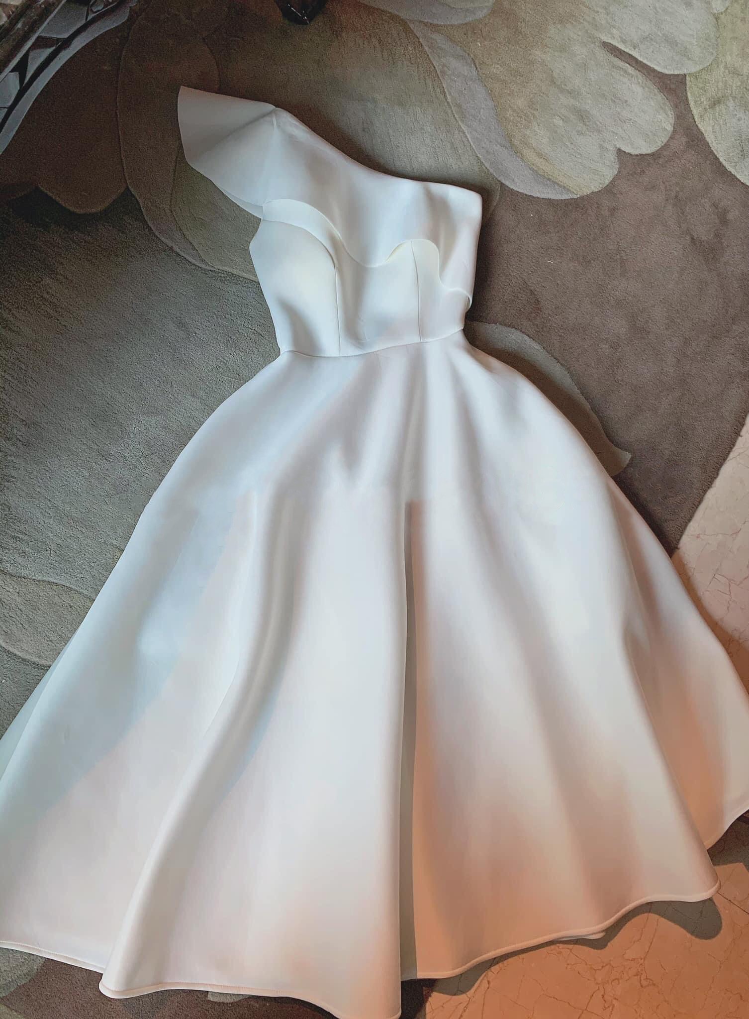 Đầm dáng xòe dài tiểu thư lệch vai phối bèo (Đen)