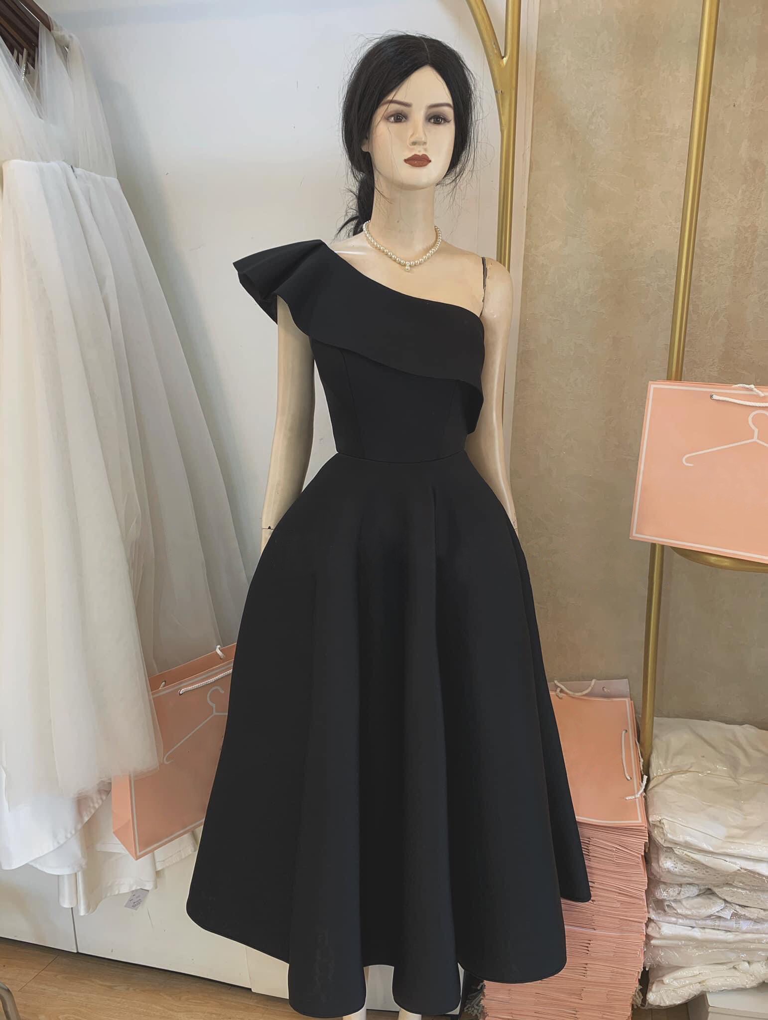 Đầm dáng xòe dài tiểu thư lệch vai phối bèo (Đen)