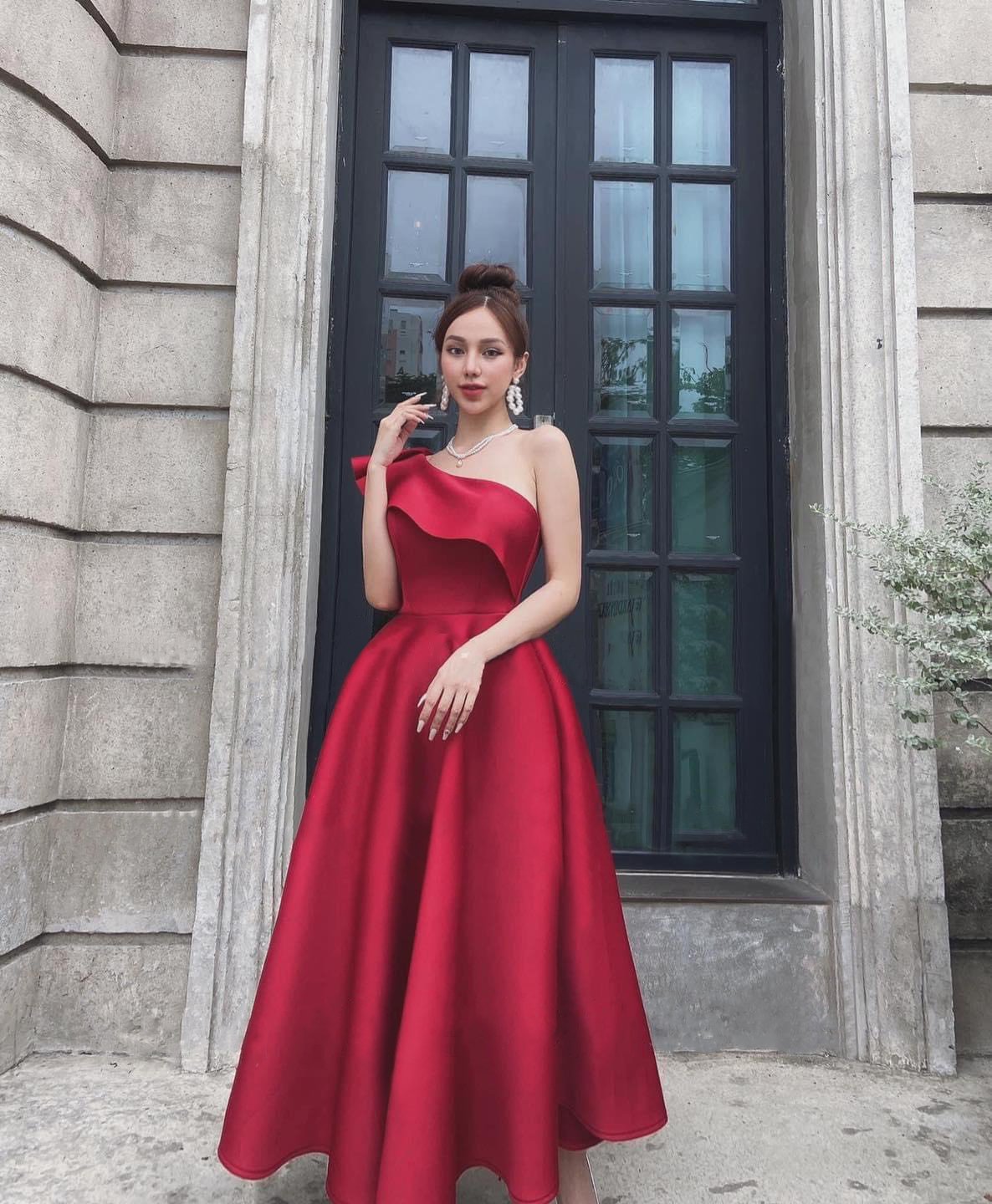 Đầm dáng xòe dài tiểu thư lệch vai phối bèo (Trắng) - M