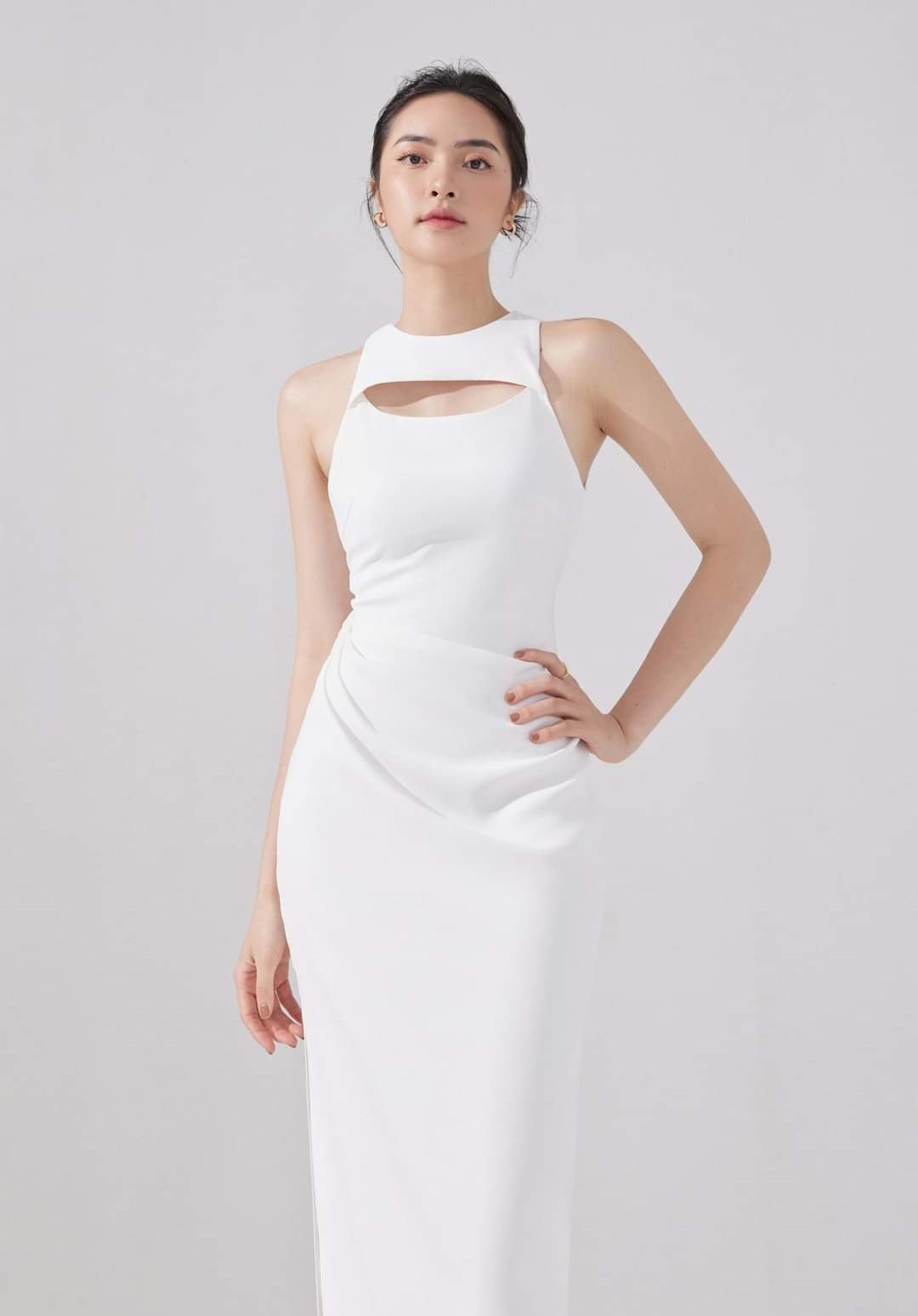 Đầm ôm body sát nách xẻ ngang ngực nhún eo (Trắng)
