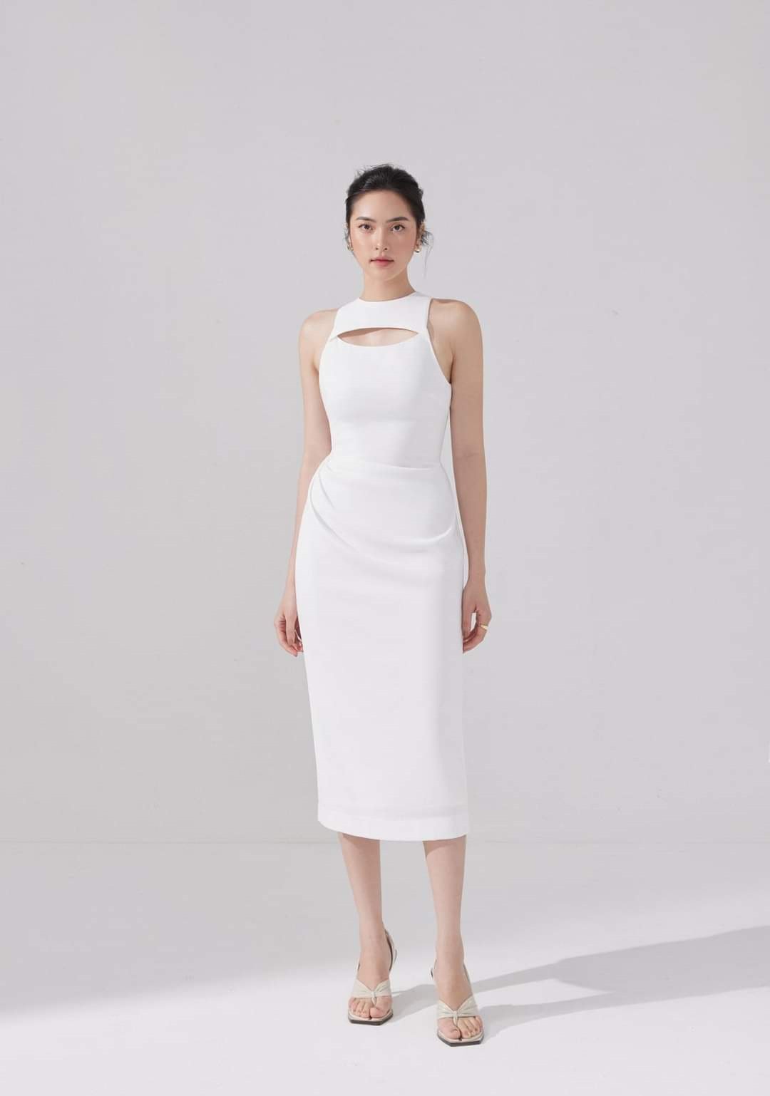 Đầm ôm body sát nách xẻ ngang ngực nhún eo (Trắng)