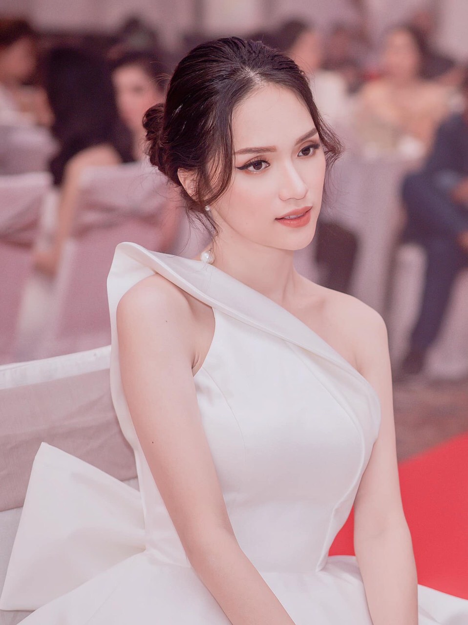 Đầm xoè kiểu lệch vai phối nơ sau cực sang trọng