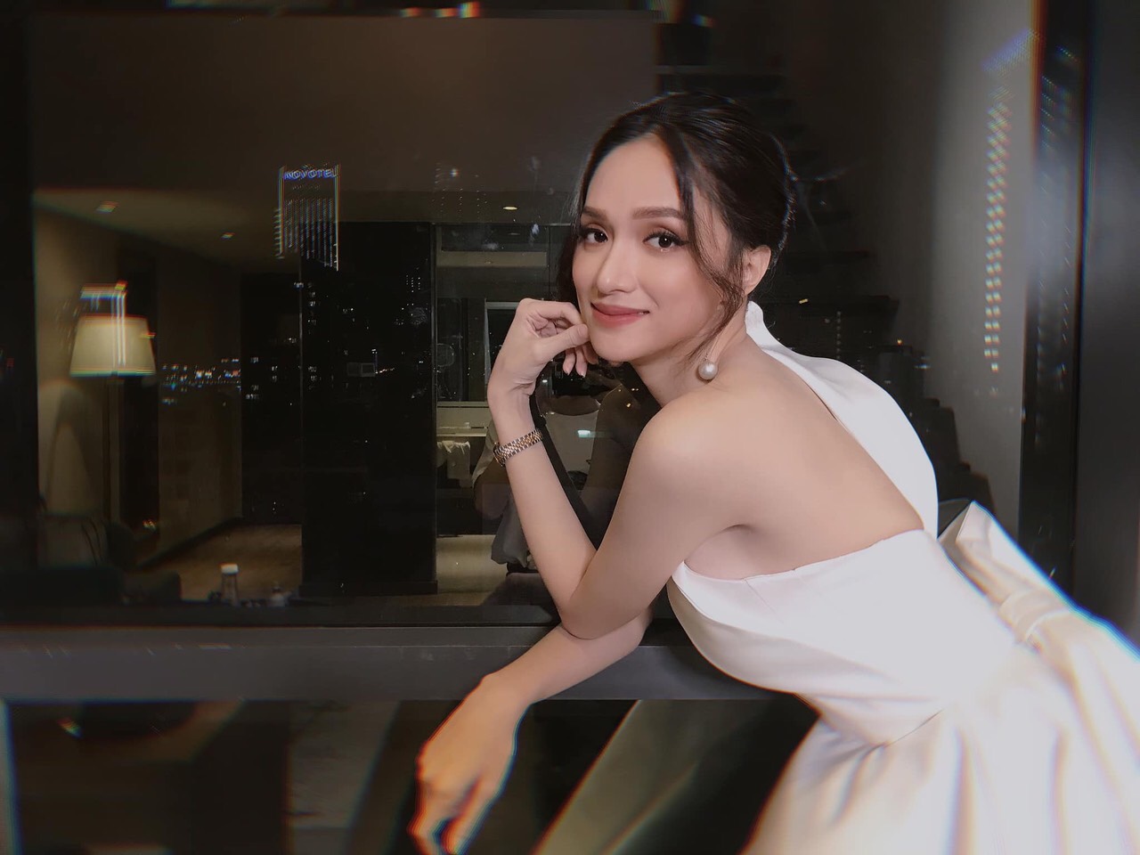 Đầm xoè kiểu lệch vai phối nơ sau cực sang trọng