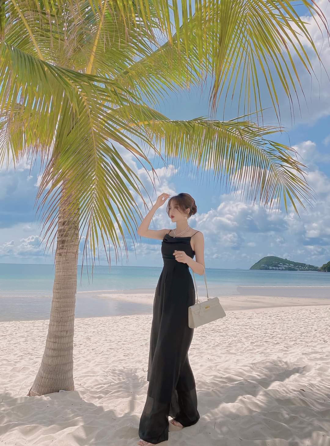 Jumpsuit dài ống loe rộng hai tầng áo hai dây cổ đổ (Trắng)