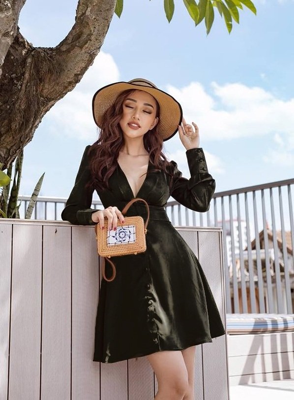 Đầm xòe kiểu tay dài hở ngực nút