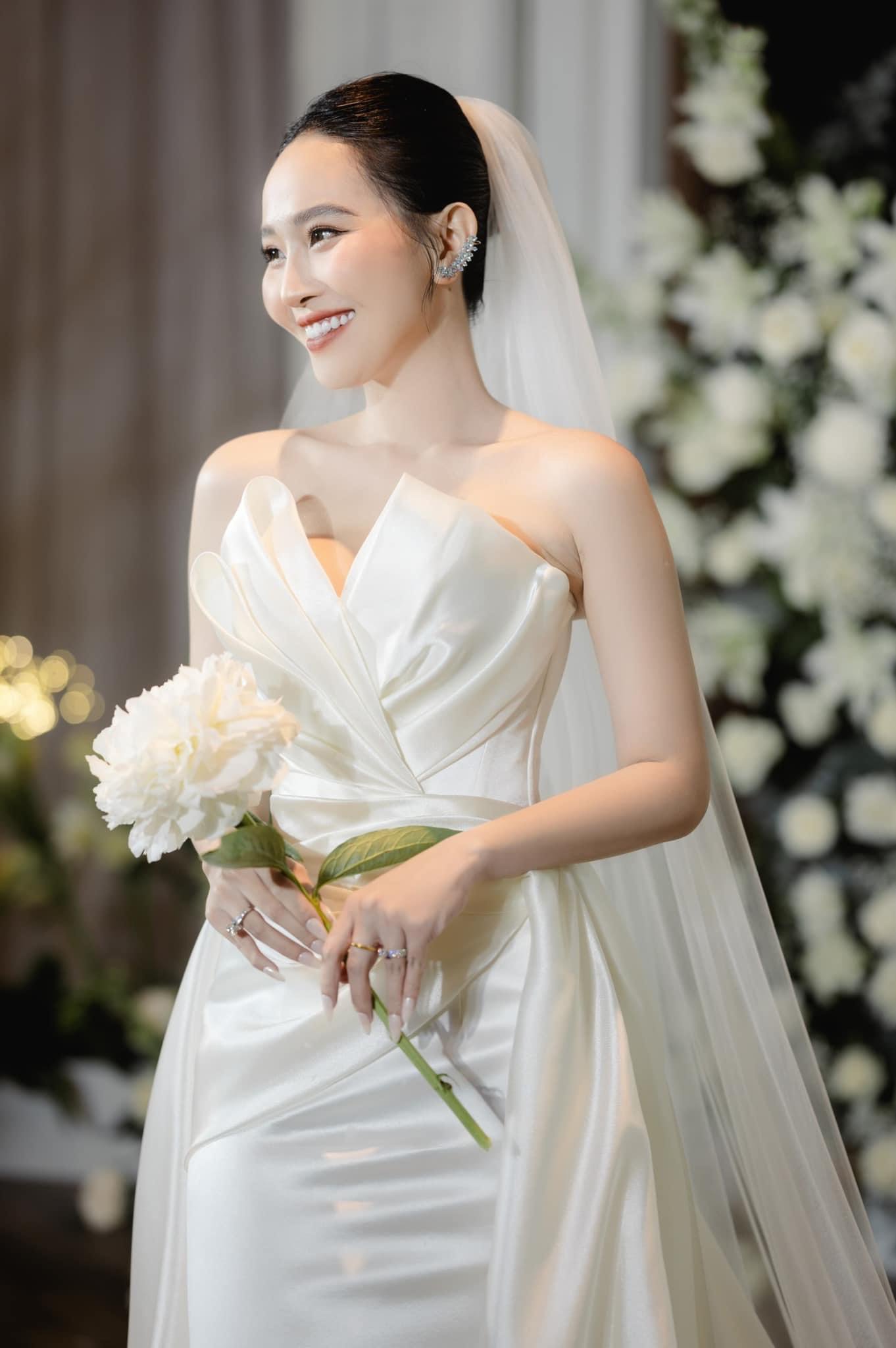 Đầm dạ hội cô dâu cúp ngực phối choàng tùng sau