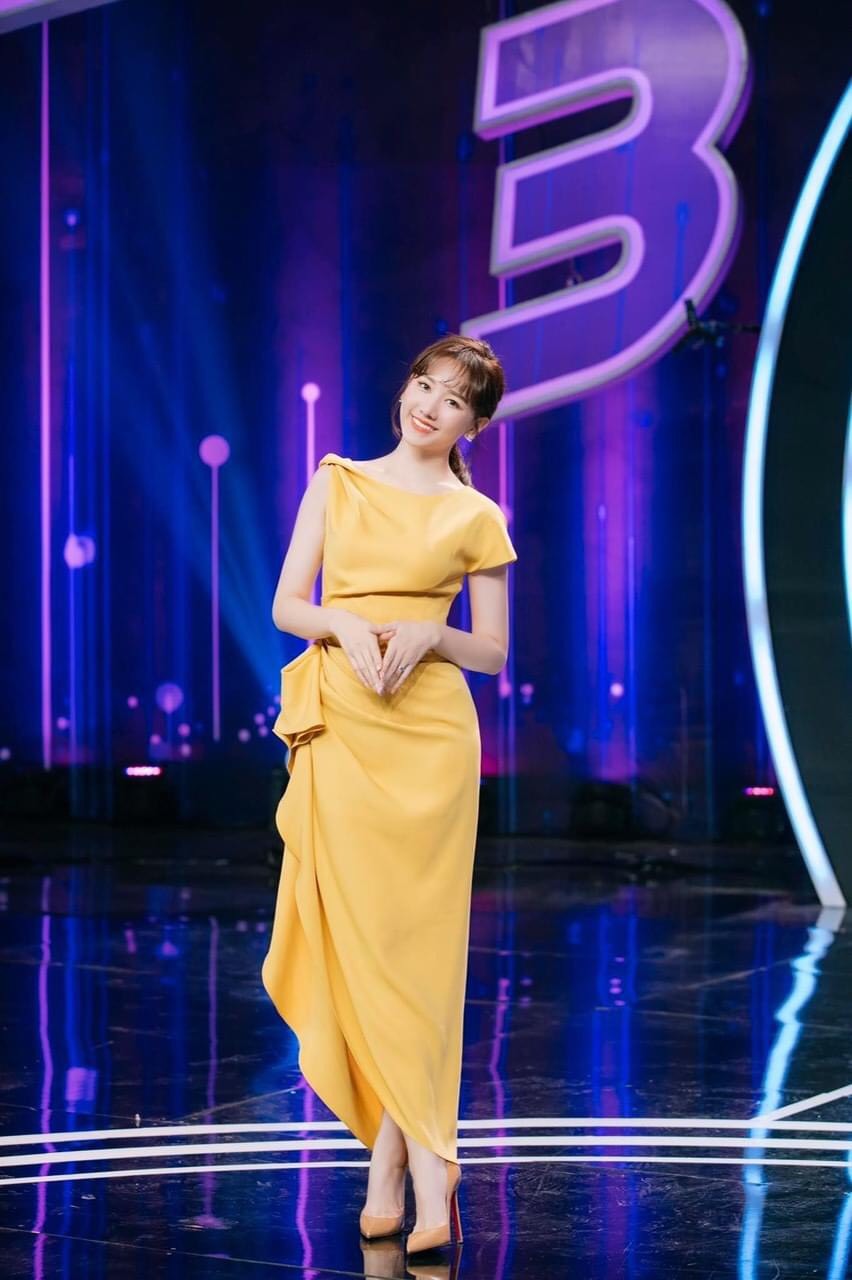 Đầm ôm body kiểu lệch vai nhún eo phối bèo (Nude đậm)