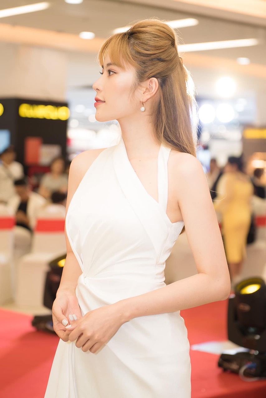 Đầm dạ hội lệch vai nhúng eo bèo bên hông