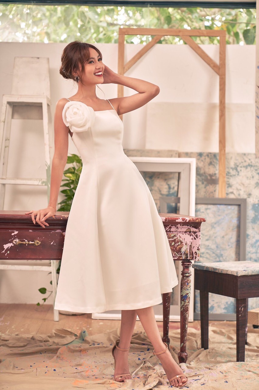 Đầm xoè kiểu hai dây phối hoa ngay vai