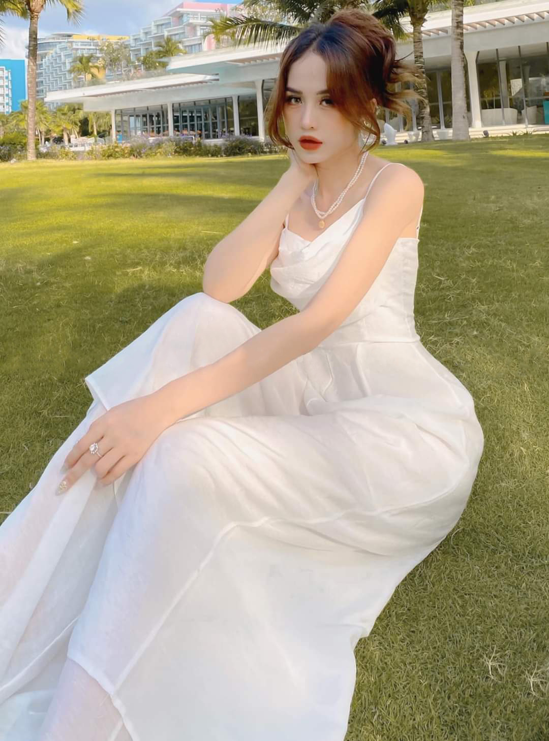 Jumpsuit dài ống loe rộng hai tầng áo hai dây cổ đổ (Nude)