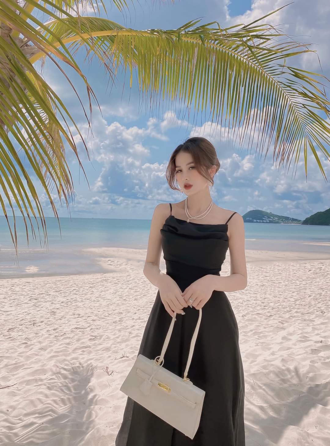 Jumpsuit dài ống loe rộng hai tầng áo hai dây cổ đổ (Trắng)