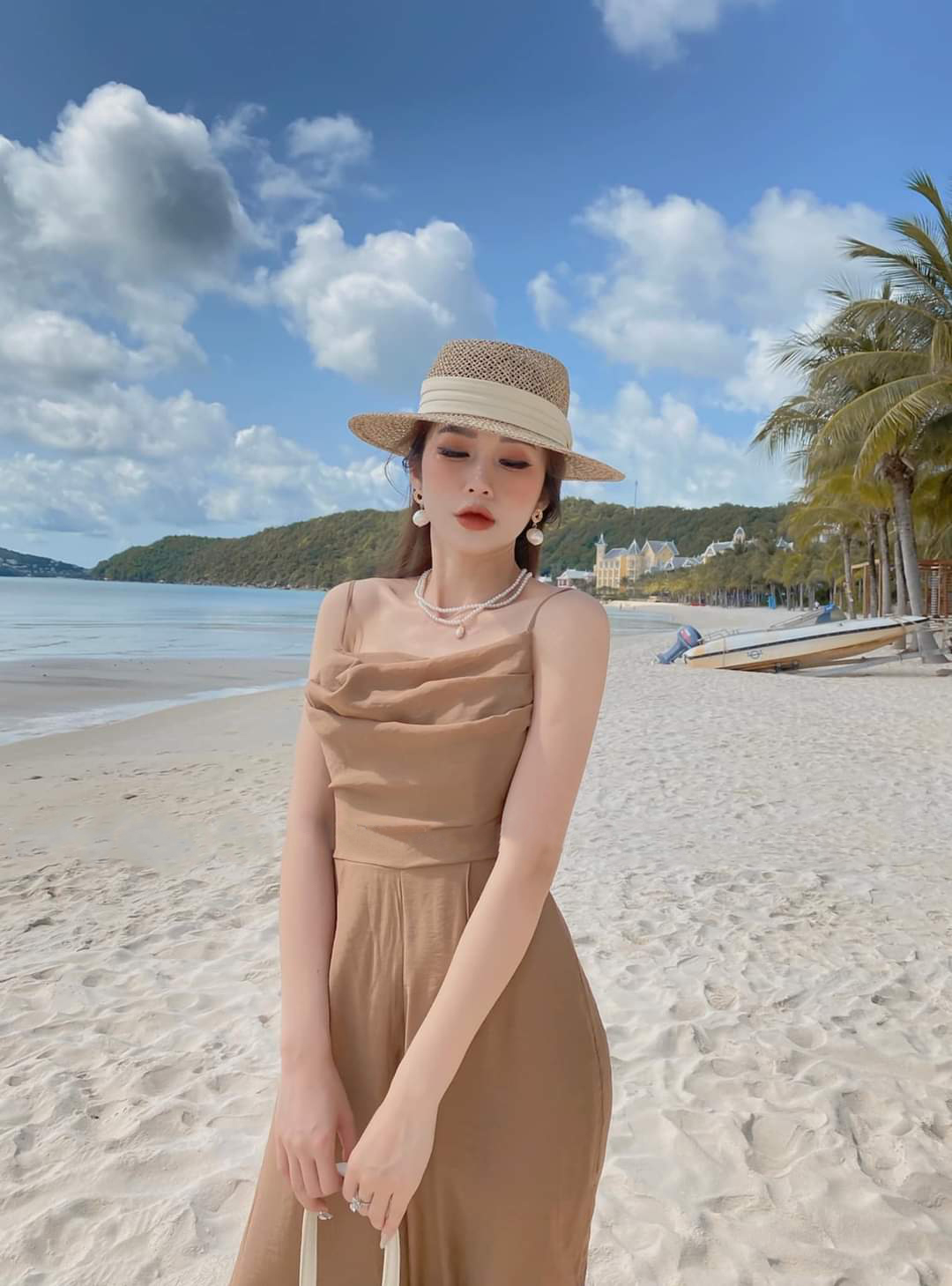 Jumpsuit dài ống loe rộng hai tầng áo hai dây cổ đổ (Trắng)