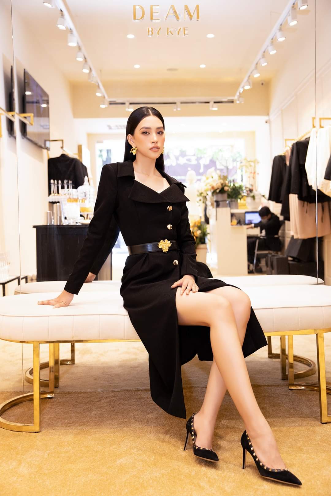 Đầm ôm body kiểu vest tay dài phối nút xẻ tà