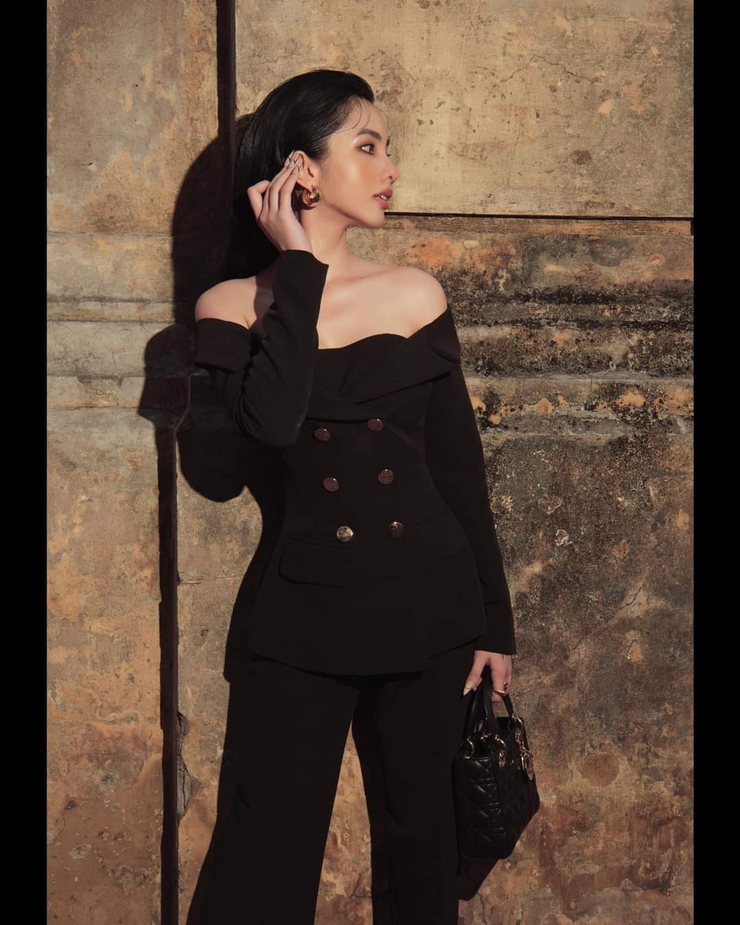 Set áo quần kiểu vest tay dài hở vai phối quần ống suông