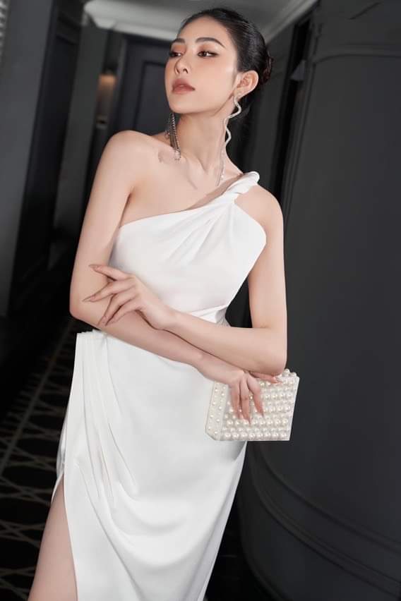 Đầm dạ hội lệch vai xẻ tà nhún eo dự tiệc (Trắng)