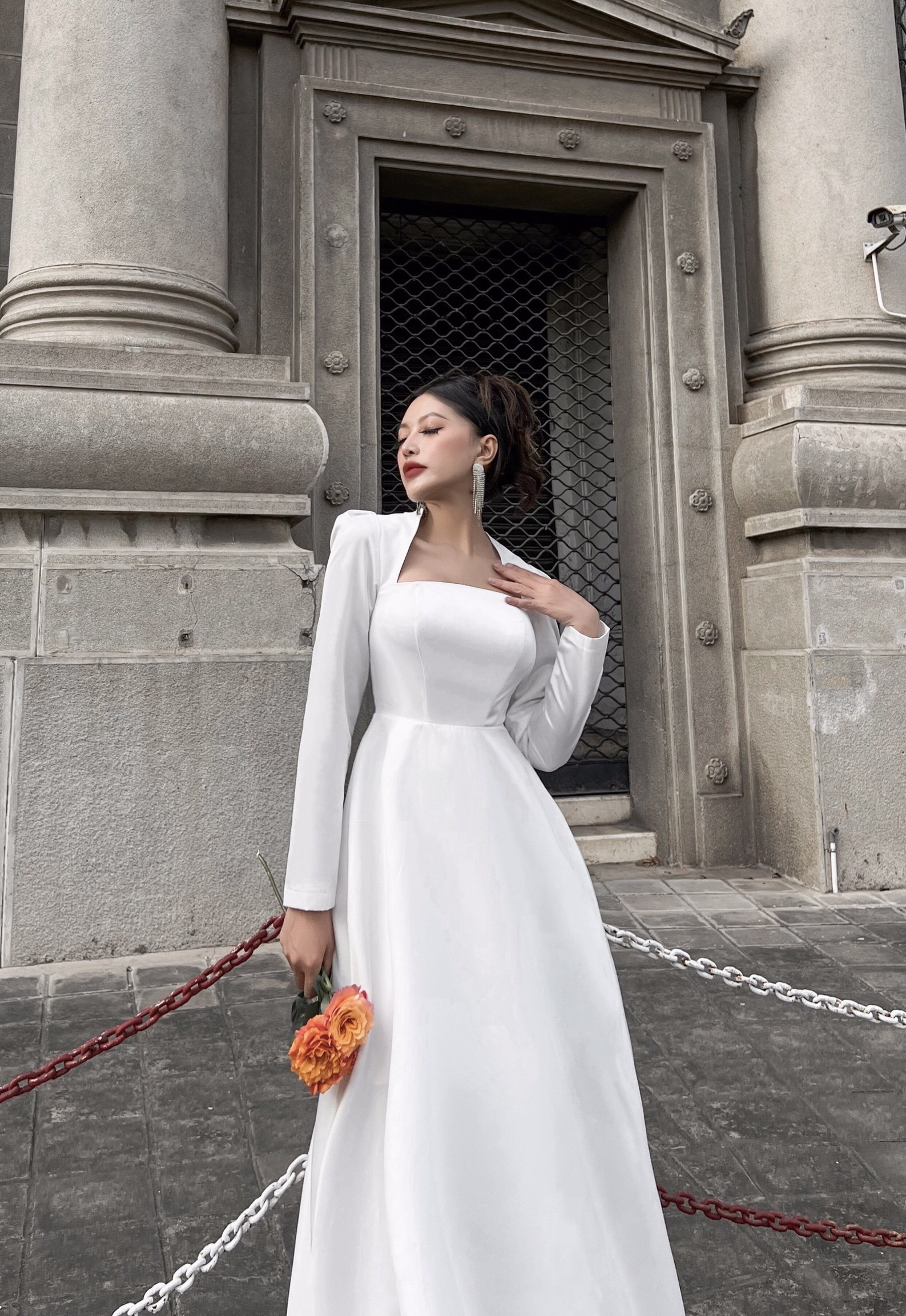 Đầm dạ hội cô dâu tay dài cổ vuông cúp ngực