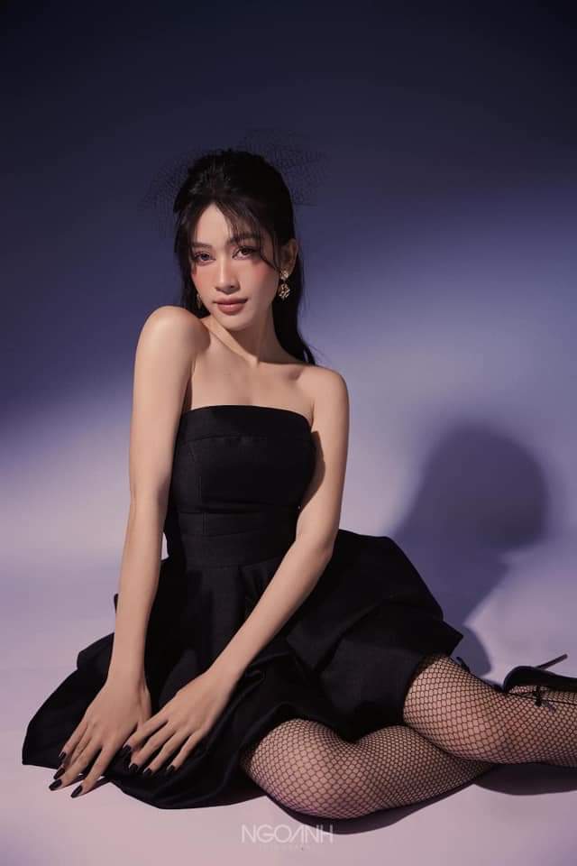 Đầm xòe ngắn cúp ngực tùng xếp phồng (Trắng)