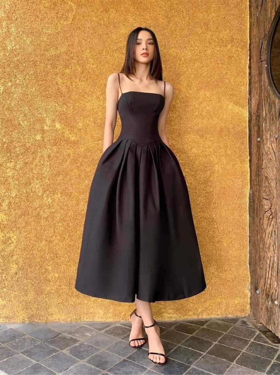 Đầm xòe dài hai dây cúp ngực phối túi (Đen)