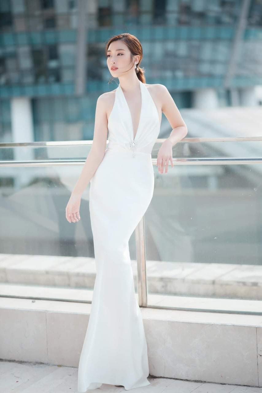 Đầm dạ hội cổ yếm xẻ ngực hở lưng dự tiệc (KHÔNG KÈM NGỌC)