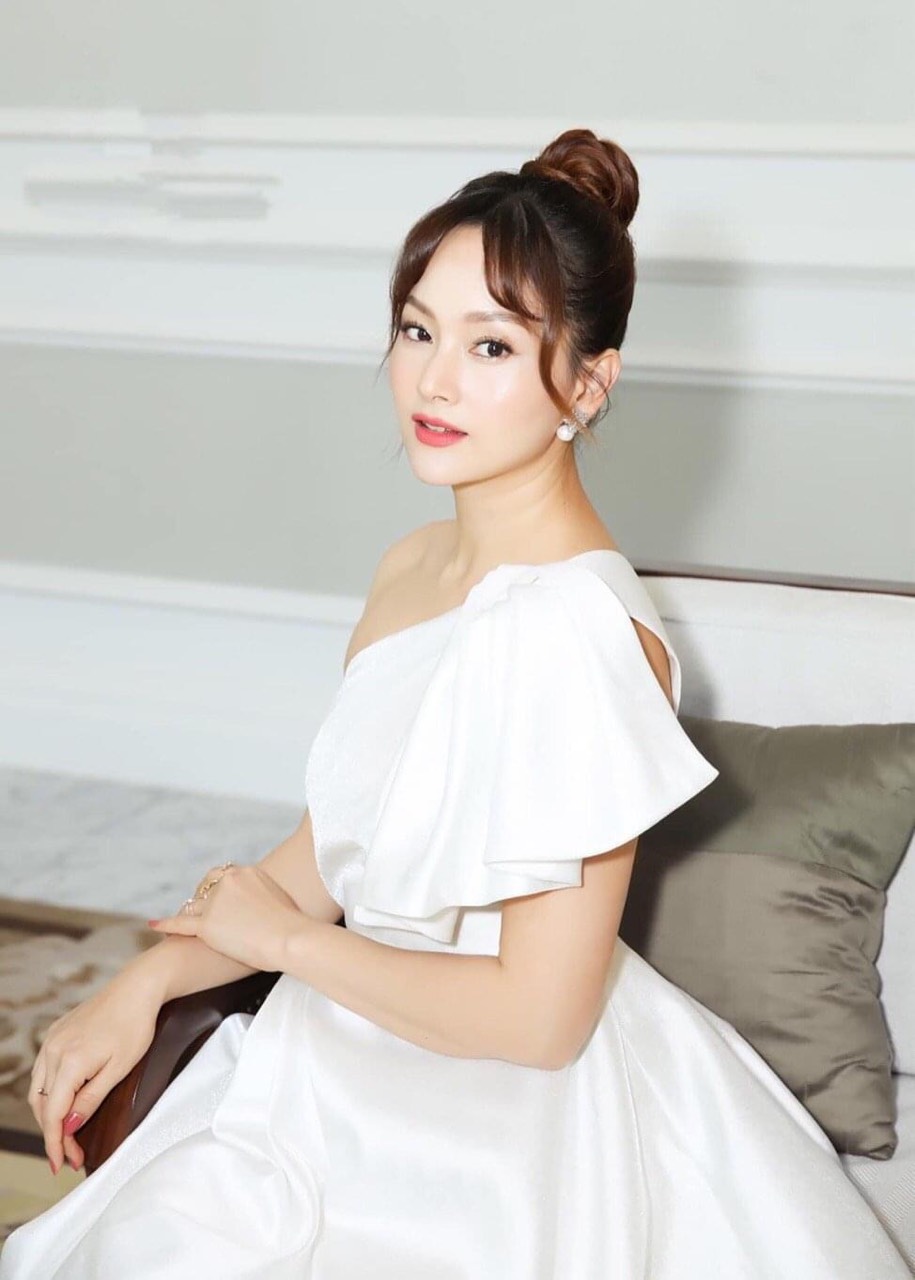 Đầm xòe dáng dài lệch vai tay bèo xoắn eo