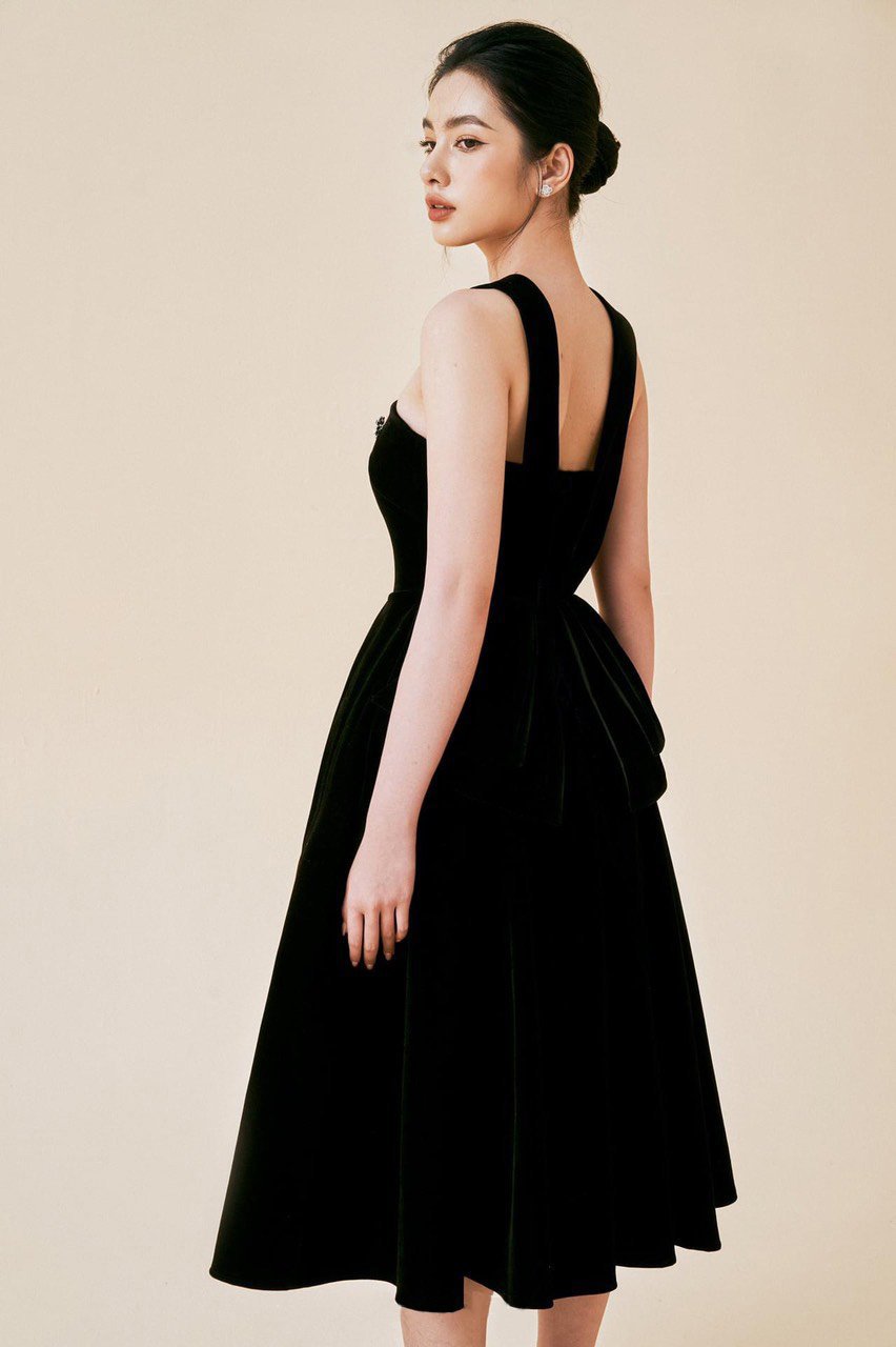 Đầm xòe dáng dài cúp ngực choàng cổ hai dây sau