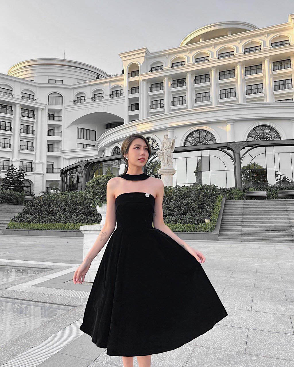 Đầm xòe dáng dài cúp ngực choàng cổ hai dây sau