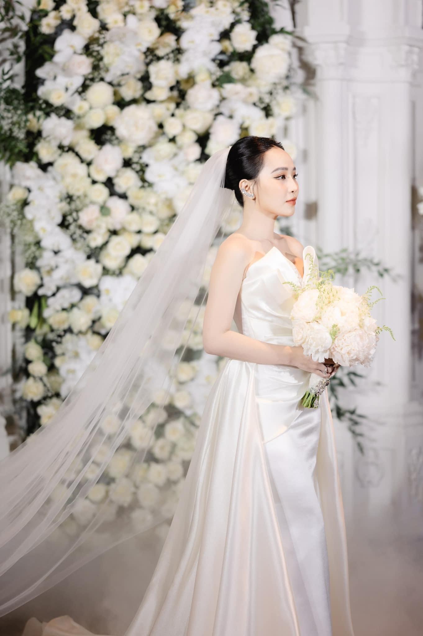 Đầm dạ hội cô dâu cúp ngực phối choàng tùng sau