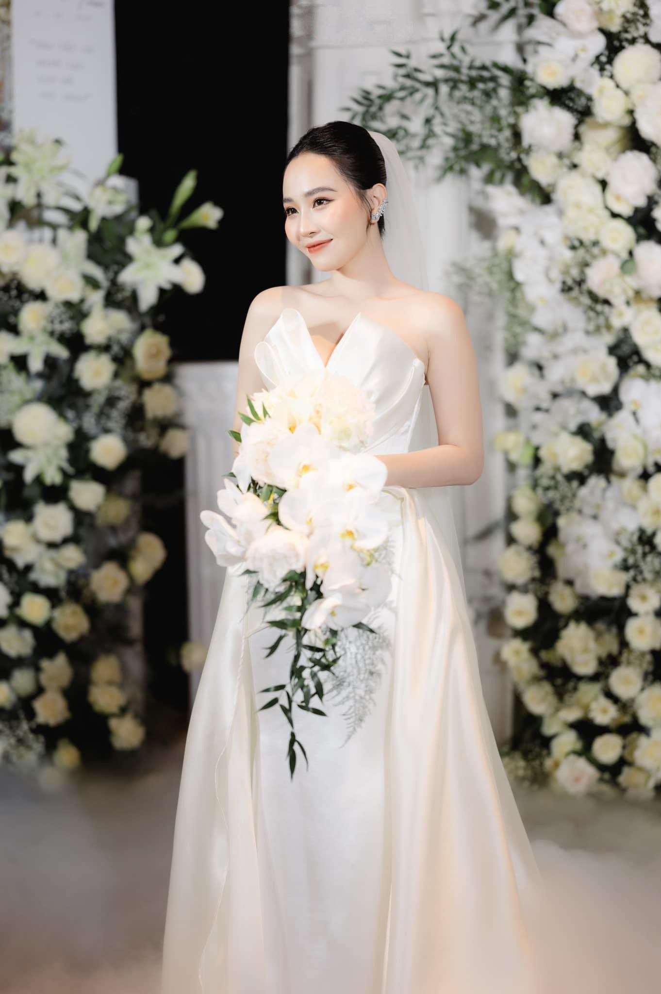 Đầm dạ hội cô dâu cúp ngực phối choàng tùng sau