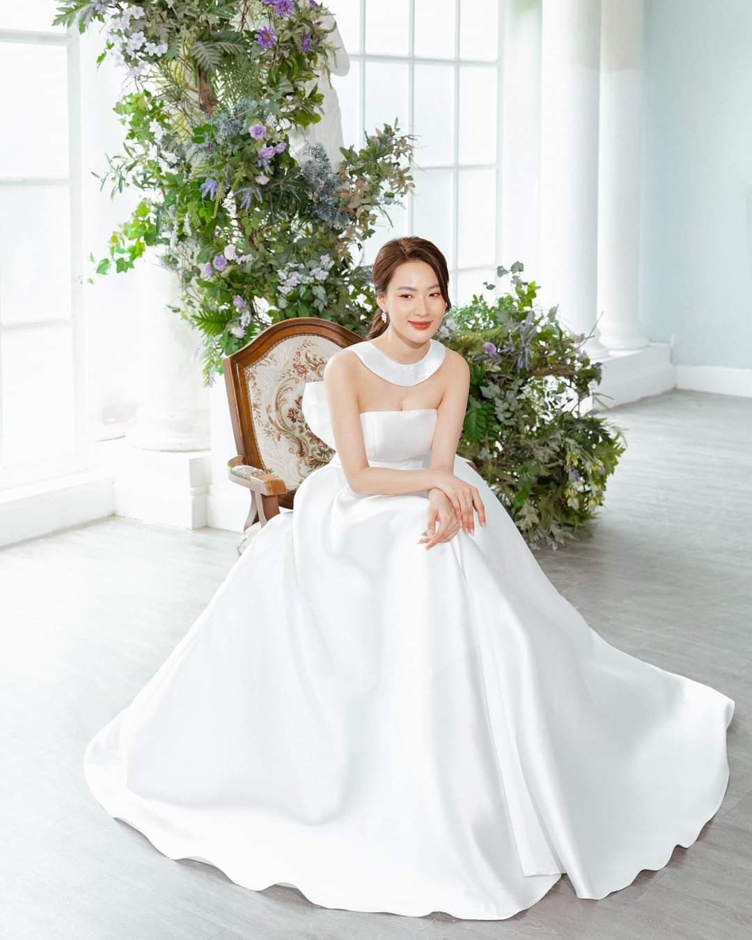 Đầm dạ hội kiểu cúp ngực choàng cổ hai dây sau