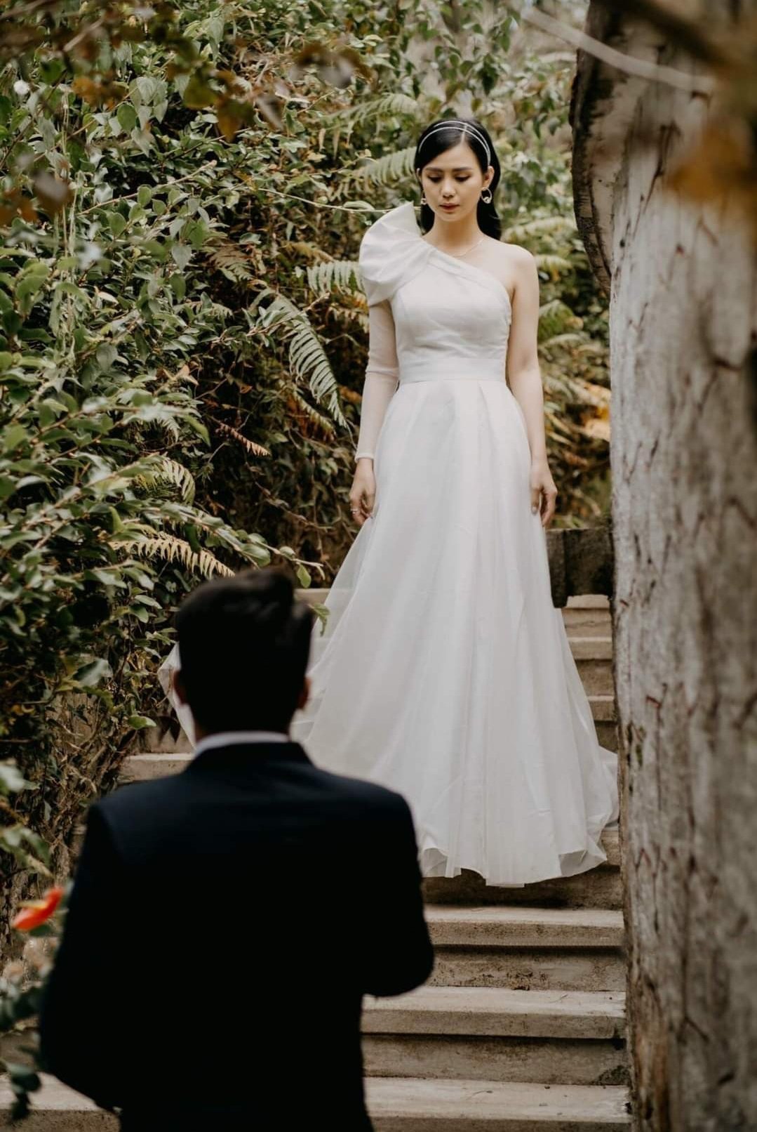 Đầm dạ hội kiểu lệch vai tay dài phối lưới xẻ đùi hợp đi tiệc