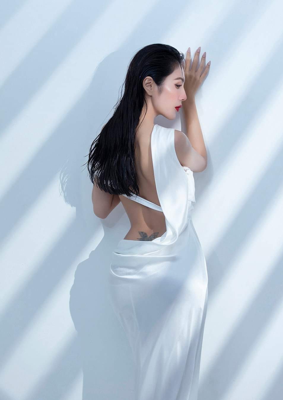 Đầm dạ hội lệch vai cổ đổ hở lưng khoét eo