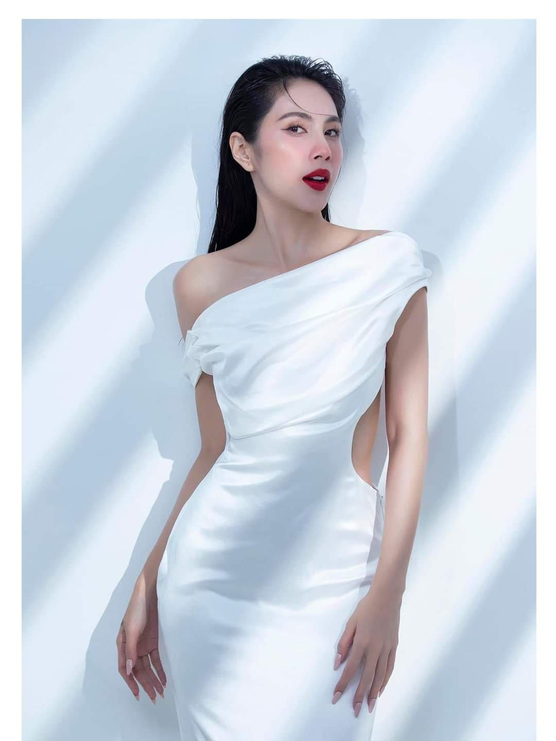 Đầm dạ hội lệch vai cổ đổ hở lưng khoét eo