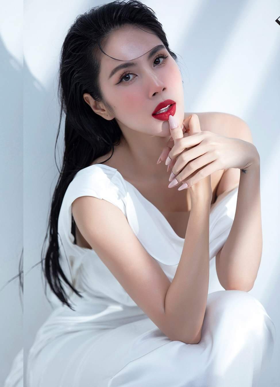 Đầm dạ hội lệch vai cổ đổ hở lưng khoét eo